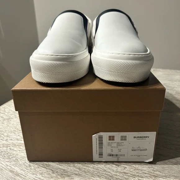 Burberry Low Top Trainer white size 44 great condition - Picture 2 of 6